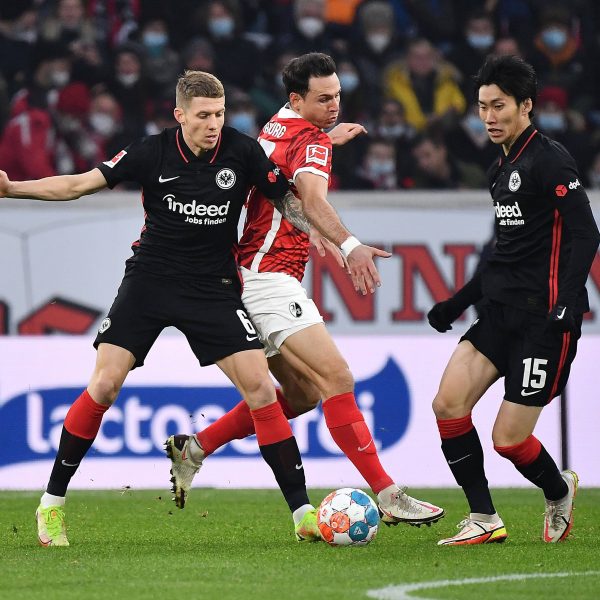  Die Eintracht führt in einer umkämpften Partie mit 1:0 in Freiburg. Foto: Imago/Jan Huebner)