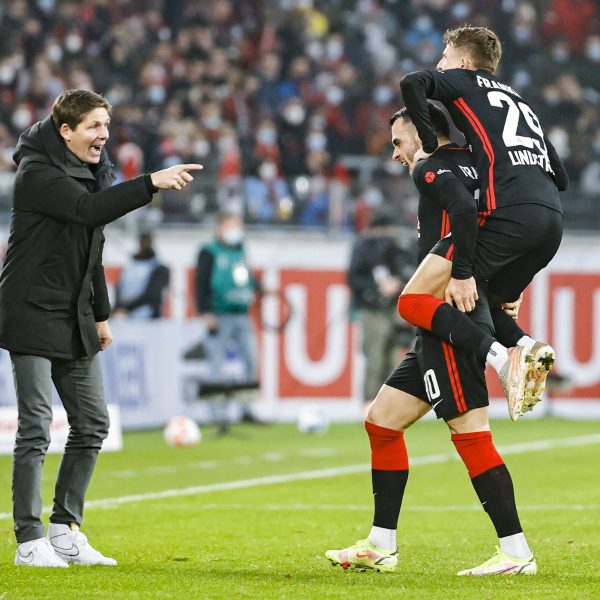  Filip Kostic läuft nach seinem Freistoßtor zu Trainer Oliver Glasner. Zwischen Trainer und Mannschaft scheint es immer mehr zu stimmen. (Bild: imago images / Beautiful Sports)