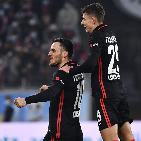  Torschützen unter sich: Filip Kostic und Jesper Lindström jubeln über den Sieg. (Foto: Imago / Jan Huebner)