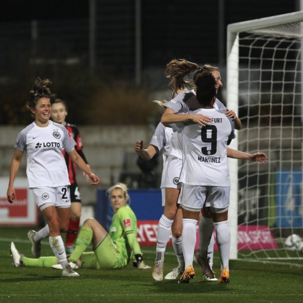  Eintracht Frankfurt ist weiterhin in der Spur. (Bild: IMAGO / Hartenfelser)