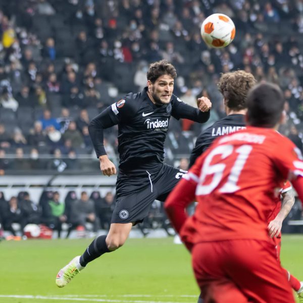  Goncalo Paciencia stellte seine Kopfballstärke einmal mehr unter Beweis. (Foto: IMAGO / Kessler-Sportfotografie)