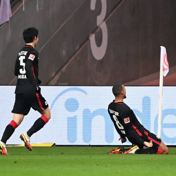  Die Eintracht jubelt über das 1:0 durch Djibril Sow. Foto: IMAGO / Matthias Koch
