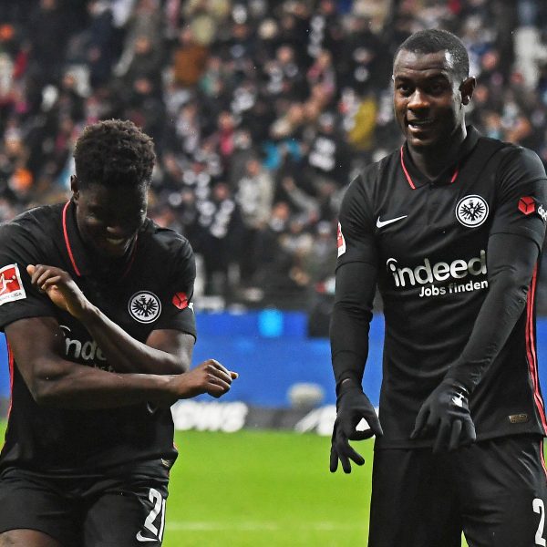  Ache und N'Dicka feierten den 2:1-Siegtreffer mit einem kleinen Tanz. (Bild: IMAGO / Jan Huebner)