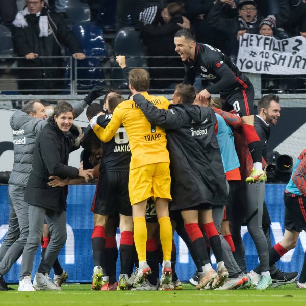  Trainer Oliver Glasner (2. v. li.) mittendrin: Die Eintracht jubelt beim Spiel gegen Union Berlin nach dem Siegtor in der Nachspielzeit durch Evan N'Dicka. (Bild: IMAGO / Kessler-Sportfotografie)