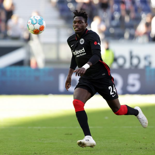  Wortgewandt, lustig – und hinten rechts eine Bank: SGE-Verteidiger Danny da Costa. (Bild: Heiko Rhode)