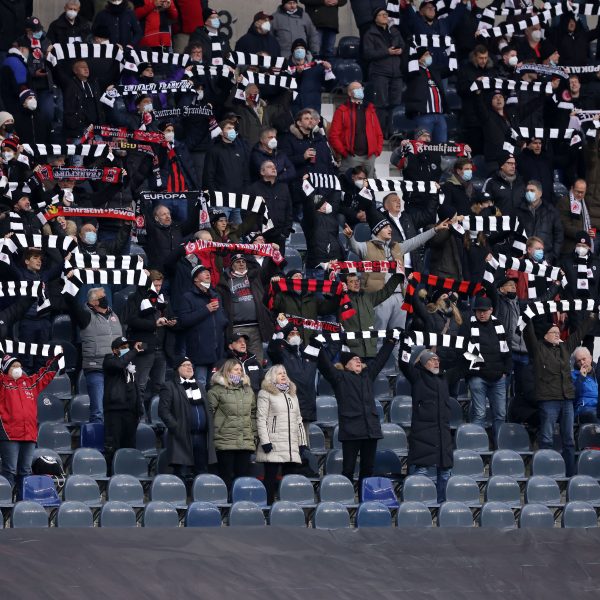  Gegen Mainz durften sie ihre Mannschaft noch anfeuern – jetzt bleibt den SGE-Fans vorerst nur die Live-Übertragung in Funk und Fernsehen. (Foto: Heiko Rhode)