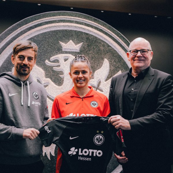  Mit Laura Feiersinger (Mitte) bleibt der SGE ihre aktuelle Vize-Kapitänin erhalten. (Bild: Eintracht Frankfurt)