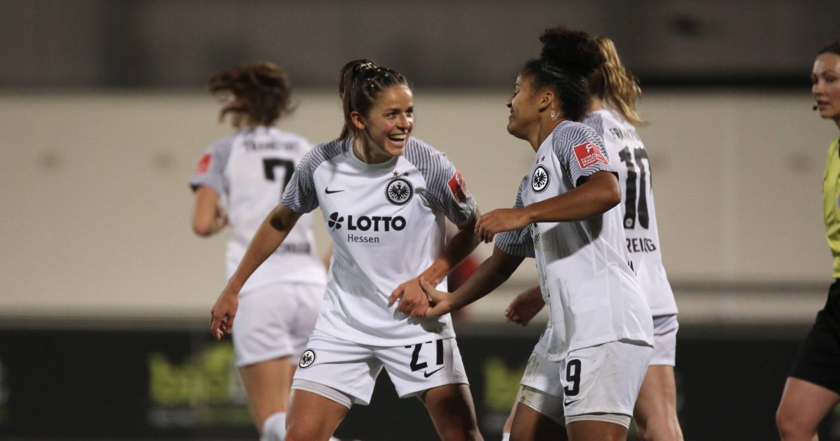  Laura Feiersinger (links) feiert mit Torschützin Shekiera Martinez. (Bild: IMAGO / Hartenfelser)