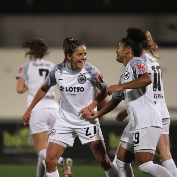  Laura Feiersinger (links) feiert mit Torschützin Shekiera Martinez. (Bild: IMAGO / Hartenfelser)
