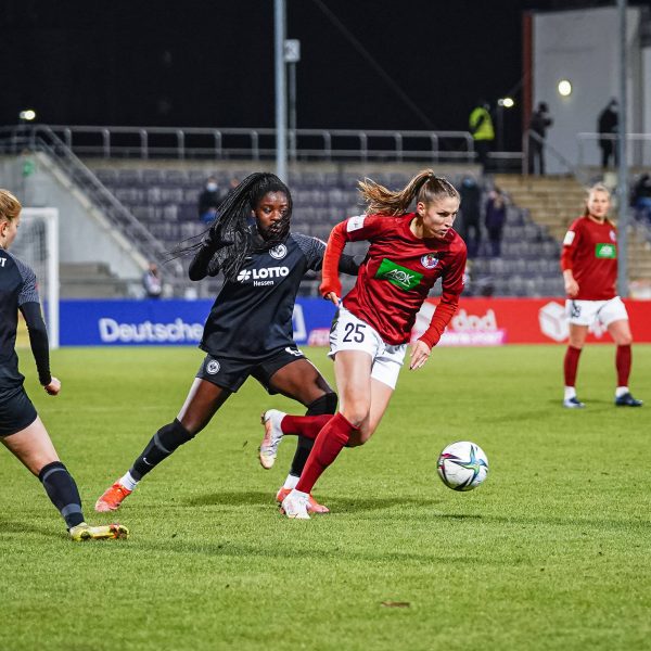  In Halbzeit eins ging es hin und her. (Bild: IMAGO / Sports Press Photo)