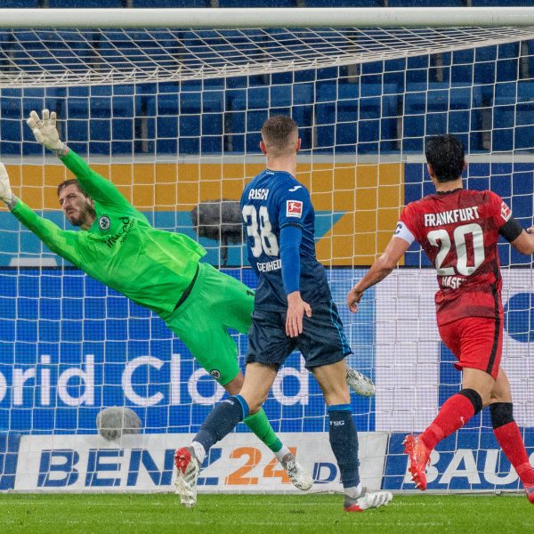  Trapp war beim Schuss von Geiger machtlos. (Foto: IMAGO / Hartenfelser)