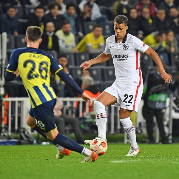  Timothy Chandler und die SGE ziehen ins Achtelfinale ein. (Foto: IMAGO / Jan Huebner)