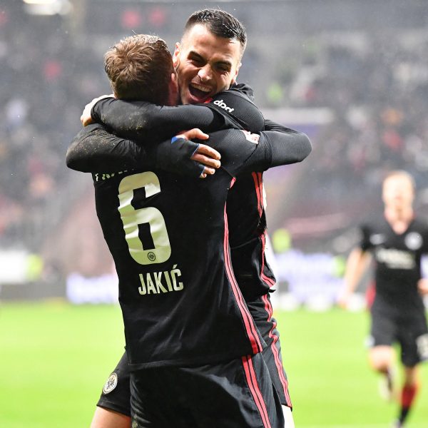  Ausgelassener Jubel: Kristijan Jakic und Filip Kostic freuen sich über den Frankfurter Sieg. (Bild: IMAGO / Revierfoto)