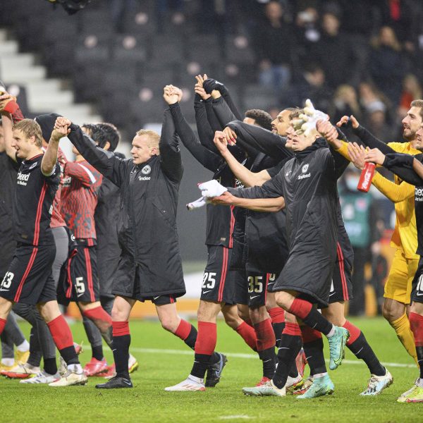  Nach dem fulminanten 5:2 gegen Bayer 04 Leverkusen feierte die Mannschaft der Eintracht mit ihren Fans. (Bild: imago images / Sven Simon)