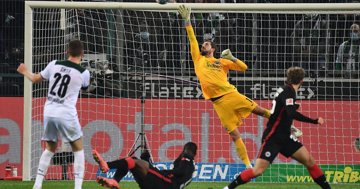 Tra Kevin Trapp hielt die SGE in Unterzahl im Spiel. Gerade kurz vor Schluss ging viel in sein Richtung - kein Problem für den Schlussmann. (Foto: IMAGO images / Jan Huebner)