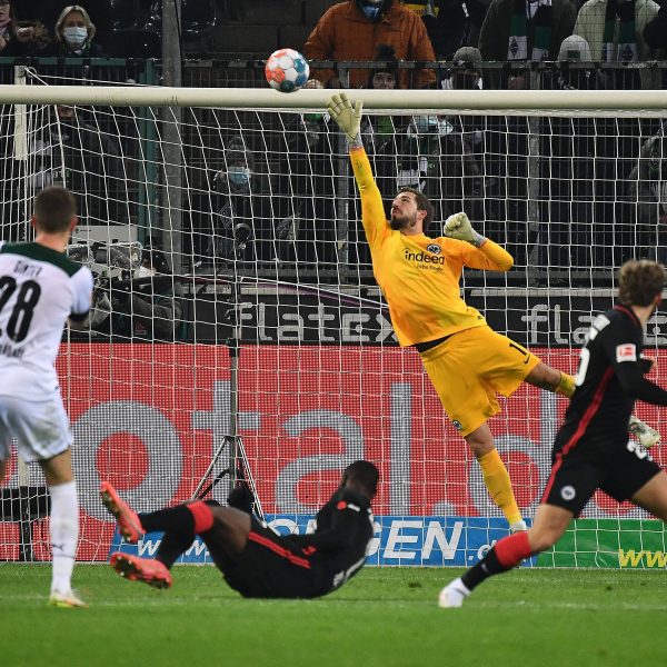 Tra Kevin Trapp hielt die SGE in Unterzahl im Spiel. Gerade kurz vor Schluss ging viel in sein Richtung - kein Problem für den Schlussmann. (Foto: IMAGO images / Jan Huebner)