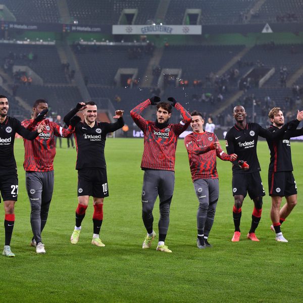  Die Eintracht ist auch von Borussia Mönchengladbach nicht zu stoppen und feiert ihren fünften Sieg im sechsten Spiel mit den mitgereisten Fans. (Bild: imago images / Revierfoto)