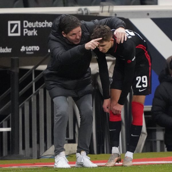  Trainer und Siegtorschütze: Oliver Glasner gibt Jesper Lindström beim 1:0-Sieg der Eintracht gegen Mainz Anweisungen mit auf den Weg.