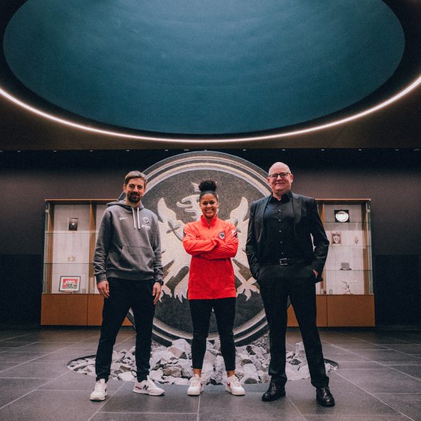  Niko Arnautis, Shekiera Martinez und Sportdirektor Siegfried Dietrich (v. li.) (Bild: Eintracht Frankfurt)