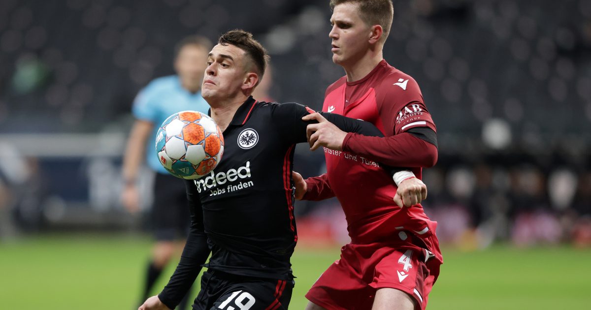  Rafael Borré im Duell mit Joakim Nilsson. (Foto: Heiko Rhode)