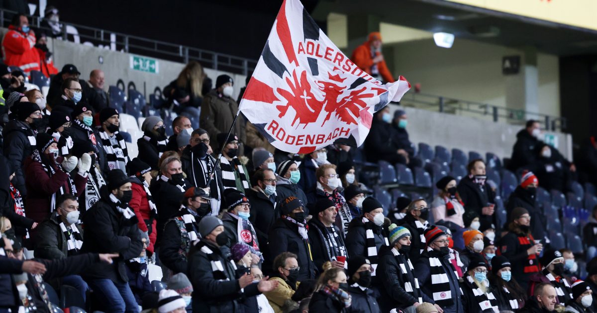  Sind bald nicht nur ein paar Hundert, sondern bis zu 10.000: Die Eintracht-Fans im Frankfurter Waldstadion. (Bild: Heiko Rhode)