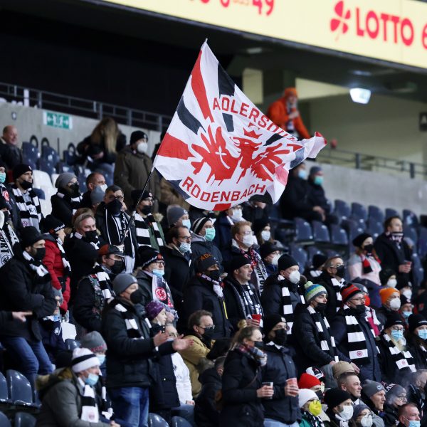  Sind bald nicht nur ein paar Hundert, sondern bis zu 10.000: Die Eintracht-Fans im Frankfurter Waldstadion. (Bild: Heiko Rhode)