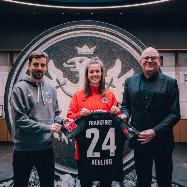  Ein stolzer Neuzugang zwischen Cheftrainer Niko Arnautis und Sportdirektor Siegfried Dietrich. (Foto: Eintracht Frankfurt)