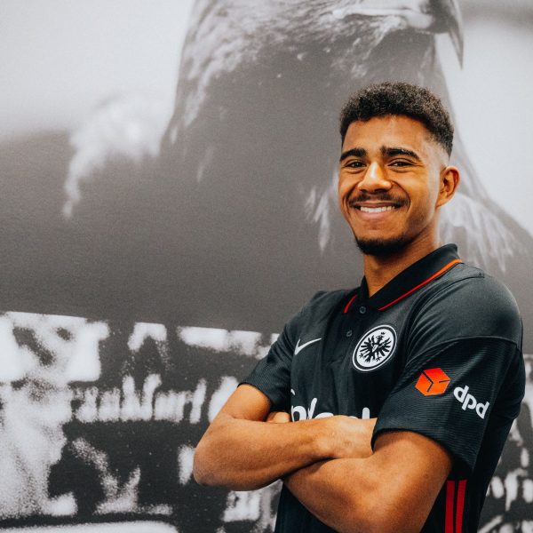  Ansgar Knauff ist ab sofort Adlerträger. (Bild: Eintracht Frankfurt Fussball AG)