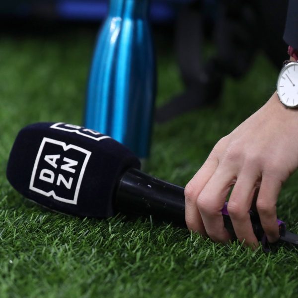  Die Preise zum Fußballschauen sind im Gegensatz zu diesem Mikro nicht am Boden. (Foto: IMAGO / Marco Canoniero)