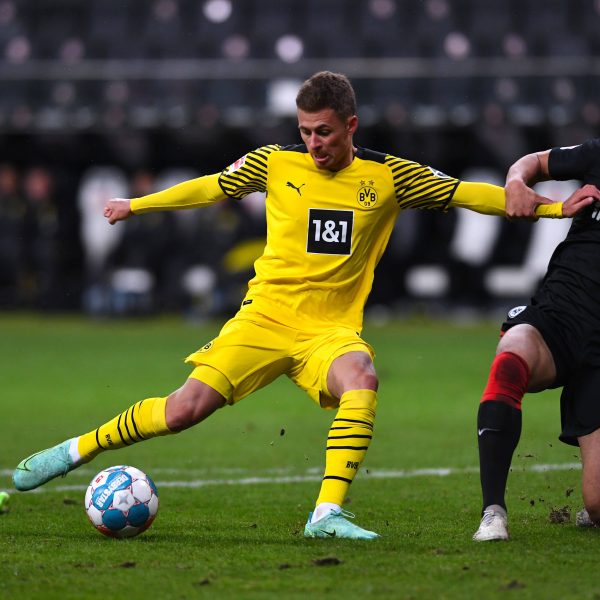  Der BVB (hier: Hazard) drehte das Spiel gegen die SGE spät. Foto: IMAGO / Revierfoto