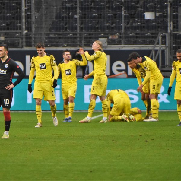 Große Enttäuschung bei Filip Kostic. Die Eintracht hat das Spiel nach 2:0-Führung tatsächlich noch aus der Hand gegeben und steht am Ende trotz starkem Spiel ohne Punkte da. (Bild: imago images / Hartenfelser)