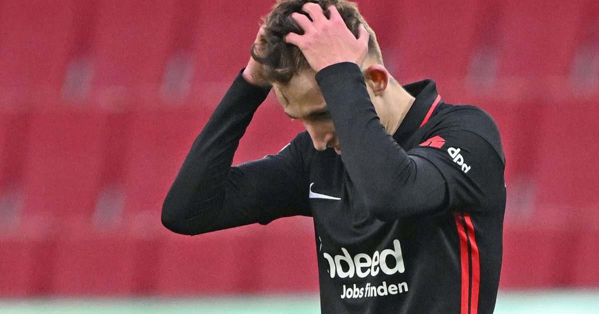  Jesper Lindström vergab gegen den FC Augsburg gleich zwei mal die große Chance zum Sieg. Der Däne wurde erneut zur tragischen Figur und zum Sinnbild fehlender Kaltschnäuzigkeit. (Bild: imago images/ Jan Huebner)