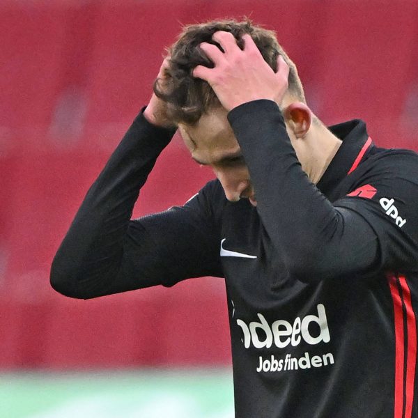  Jesper Lindström vergab gegen den FC Augsburg gleich zwei mal die große Chance zum Sieg. Der Däne wurde erneut zur tragischen Figur und zum Sinnbild fehlender Kaltschnäuzigkeit. (Bild: imago images/ Jan Huebner)