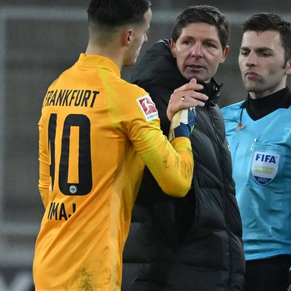  Eintracht-Trainer Oliver Glasner war nach dem 1:1 gegen Augsburg zufrieden mit Debütant Diant Ramaj. (Bild: IMAGO / Jan Huebner)