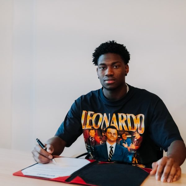  Alidou unterschreibt einen längerfristigen Vertrag. (Foto: Eintracht Frankfurt)