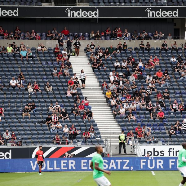  Nicht viele, aber wenigstens ein paar Fans sind gegen Wolfsburg und Bayern erlaubt. (Foto: Heiko Rhode)