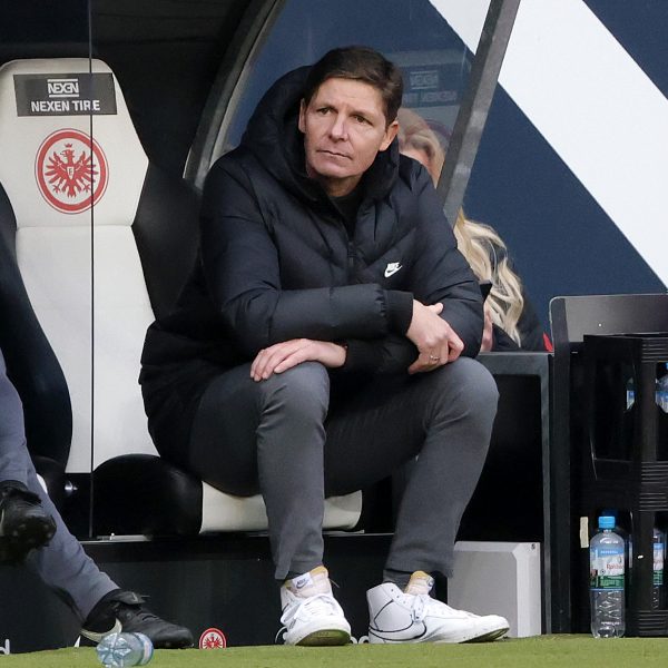 Oliver Glasner musste beim Spiel gegen Wolfsburg zusehen, wie seine Mannschaft sehr viel investierte – aber am Ende Wolfsburg cleverer war und gewann. (Bild: Heiko Rhode)