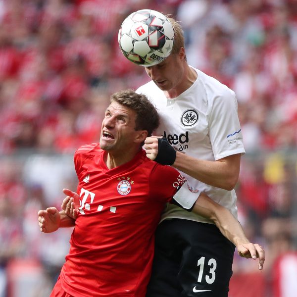  Thomas Müller - hier im Duell mit Martin Hinteregger - fällt gegen die SGE aus. (Foto: Heiko Rhode)
