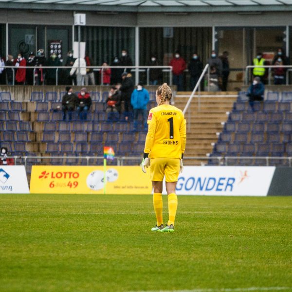  Merle Frohms kehrt der Eintracht den Rücken zu. (Foto: SGE4EVER.de/Frederic Schneider)