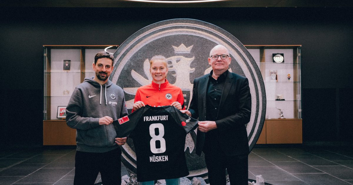  Sjoeke Nüsken (Mitte) hat für zwei weitere Jahre unterschrieben. (Bild: Eintracht Frankfurt)