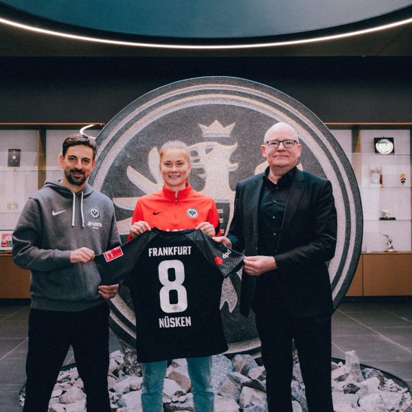  Sjoeke Nüsken (Mitte) hat für zwei weitere Jahre unterschrieben. (Bild: Eintracht Frankfurt)