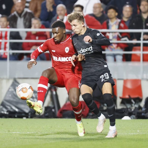  Spielte vergangenes Jahr in der Europa League gegen die Eintracht: Aurelio Buta (links) im Zweikampf mit Jesper Lindström. (Bild: IMAGO / HMB-Media)