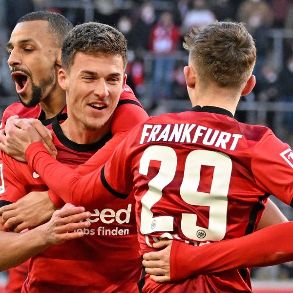  Ließ sich zurecht feiern: Ajdin Hrustic traf in Stuttgart gleich doppelt. (Bild: IMAGO / Jan Huebner)