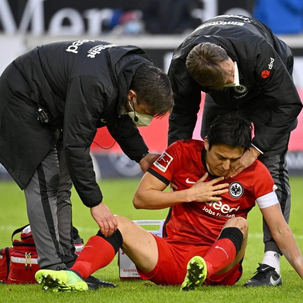  Fällt nach einer üblen Kollision aus: Makoto Hasebe (Foto: IMAGO / Michael Weber)