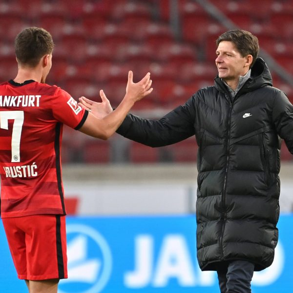  Eintracht-Trainer Oliver Glasner bedankt sich nach dem Sieg in Stuttgart bei Doppeltorschütze Ajdin Hrustic. (Bild: IMAGO / Sven Simon)