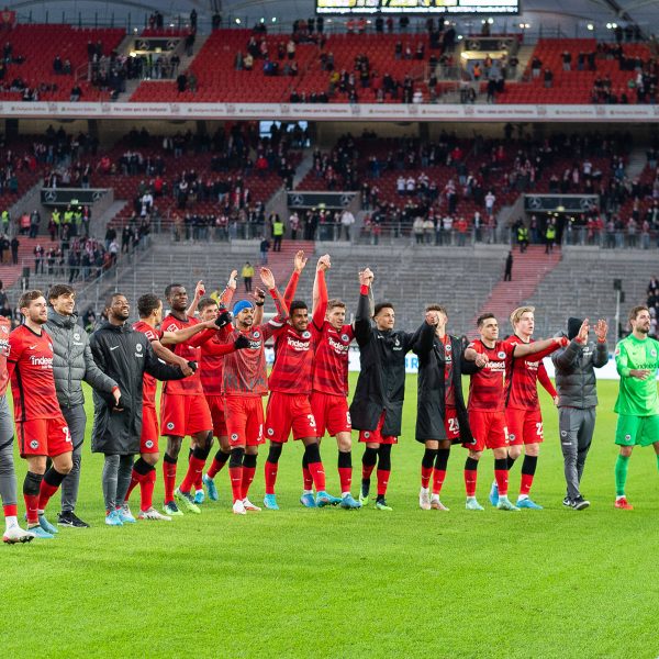  Große Freude nach der Partie bei den Spielern der Eintracht. Mit dem 3:2-Auswärtssieg konnten die Hessen endlich ihren ersten Sieg im Jahr 2022 feiern. (Bild: imago images / Eibner)