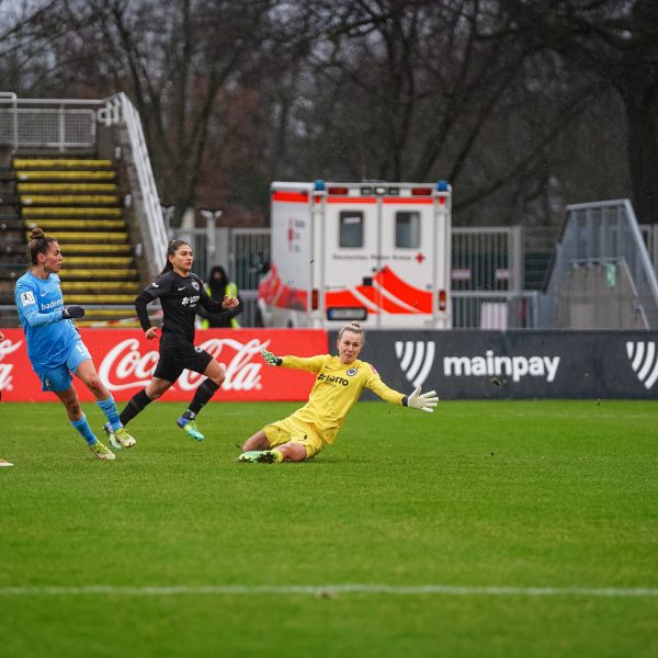  Eintracht Frankfurt kassiert das 1:2 und unterliegt dem SC Freiburg. (Bild:IMAGO / Sports Press Photo)