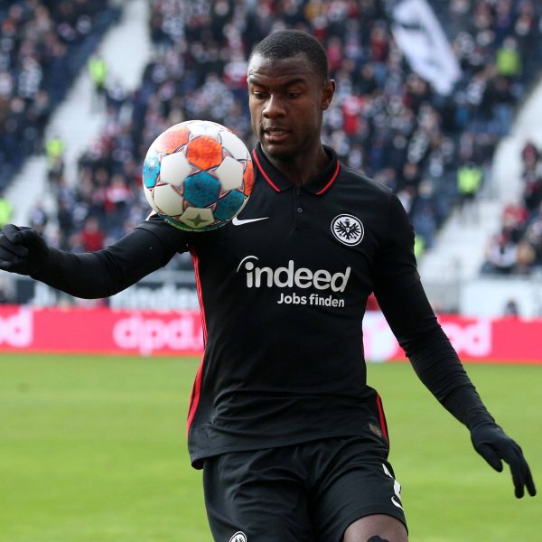  Der französische Innenverteidiger kam von allen Adlerträgern noch am besten weg (Bild: IMAGO images / Thomas Frey)