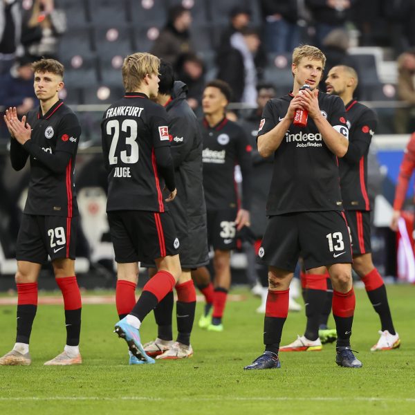  Enttäuschung bei der Eintracht nach der Heimniederlage gegen den VfL Wolfsburg. Das Team konnte den 10.000 zurückgekehrten Fans leider keinen Sieg schenken. (Bild: imago images / HMB-media)