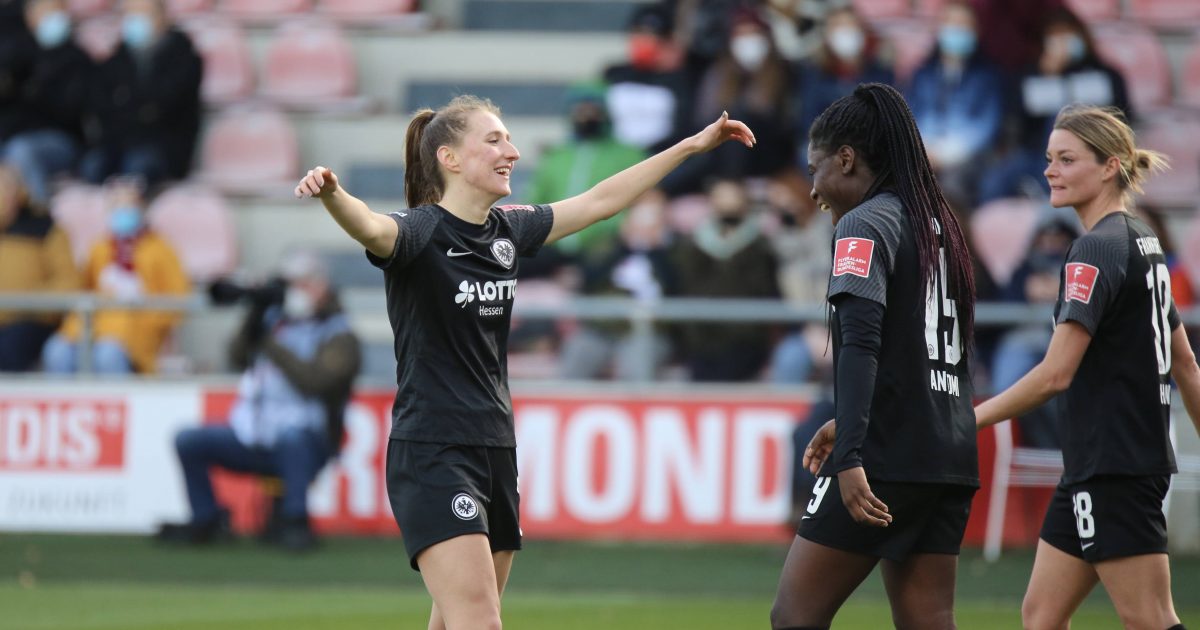  Erleichterung pur: Die Torschützinnen Lara Prasnikar (links) und Nicole Anyomi (Mitte) freuen sich über die drei Punkte. (Bild: IMAGO / Hartenfelser)